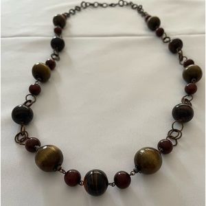 Different browns necklace. Good conditions.